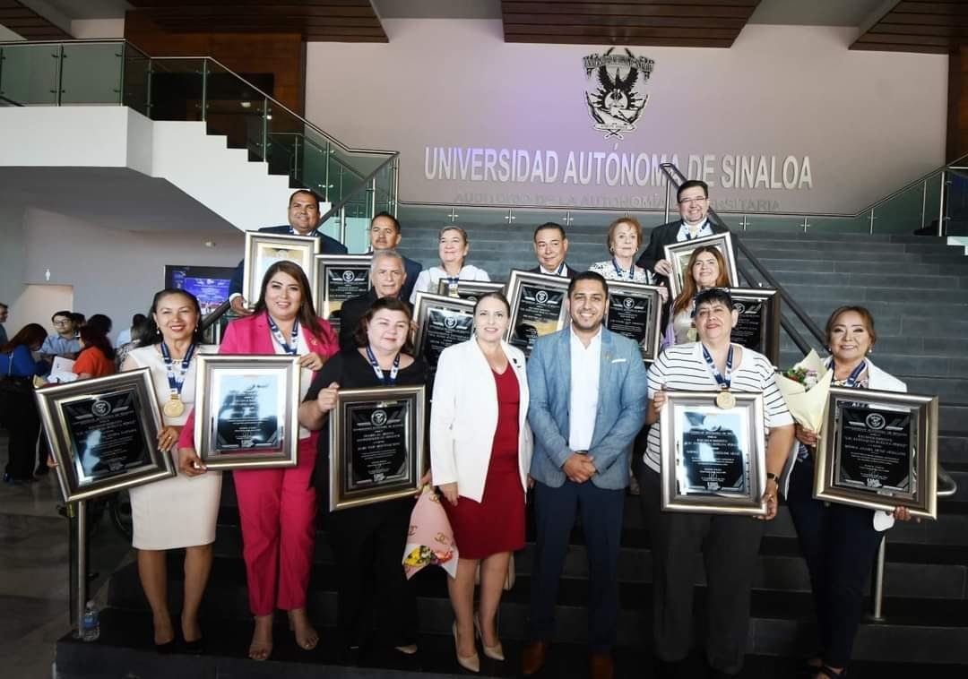 Distinguen a docentes de la Unidad Regional Sur