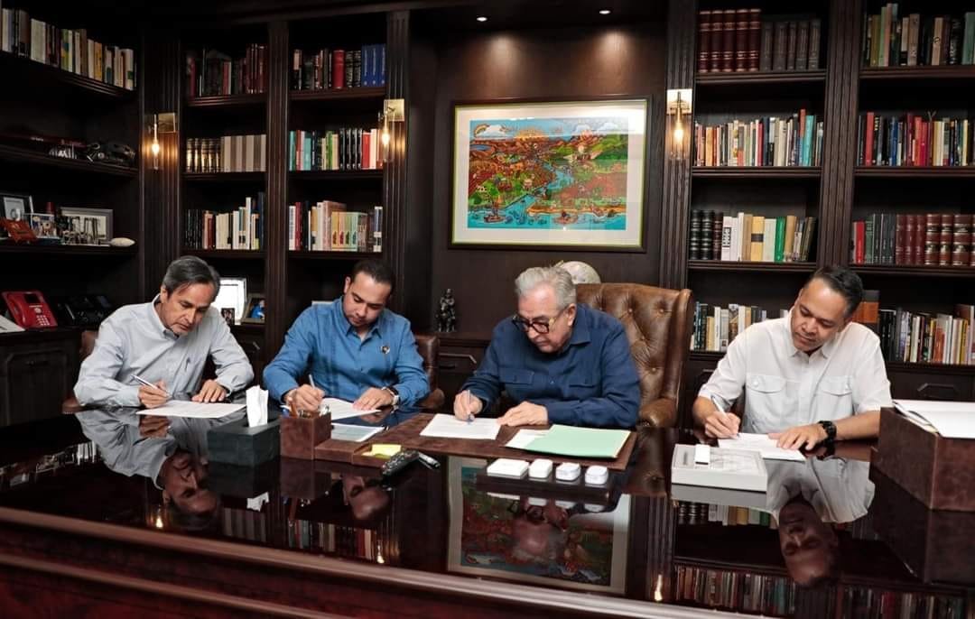 El Gobernador de Estado Rubén Rocha Moya firmó hoy los acuerdos surgidos del pli