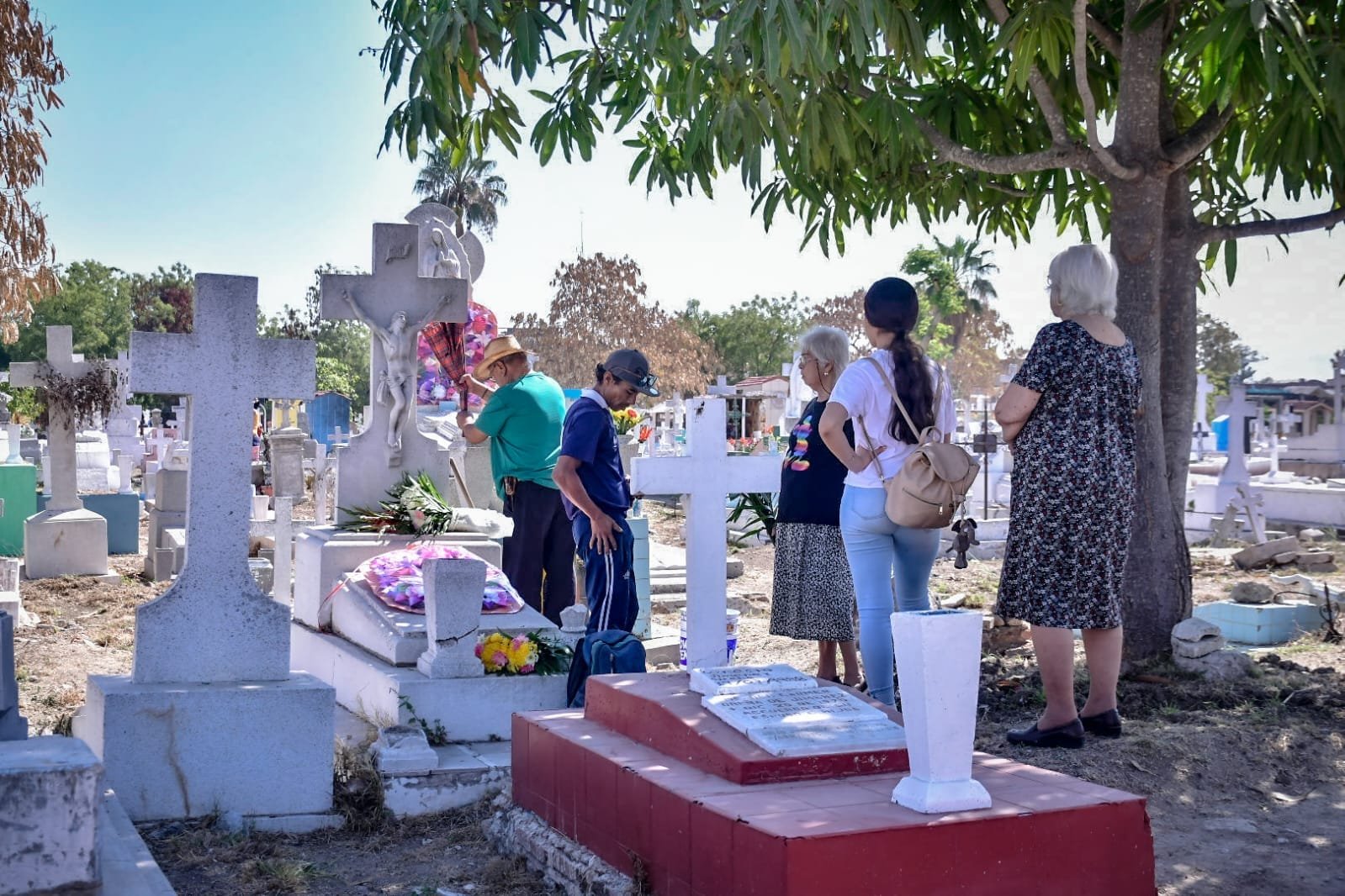 Familias acuden a los panteones de Mazatlan por el Día de las Madres Familias acuden a los panteones de Mazatlan por el Día de las Madres