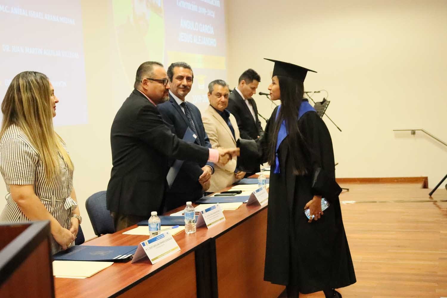 Formados con altos estándares académicos, se gradúan 29 estudiantes de la Facult