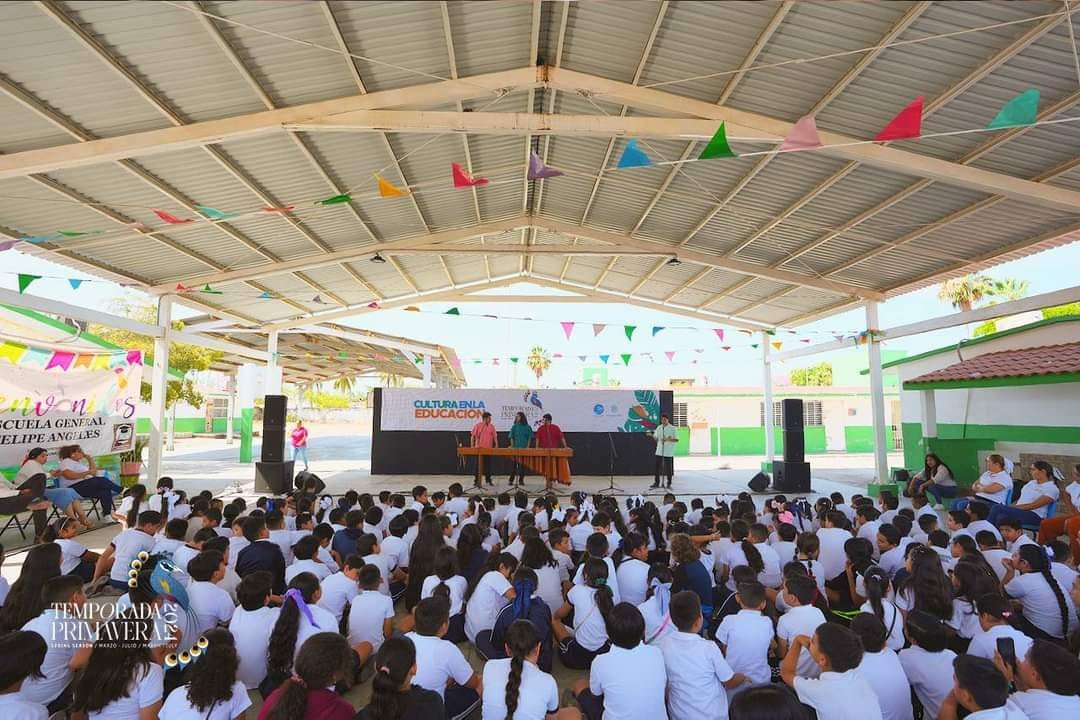 La agrupación de Marimbatlán puso aplaudir y bailar a cientos de niños de la Pri