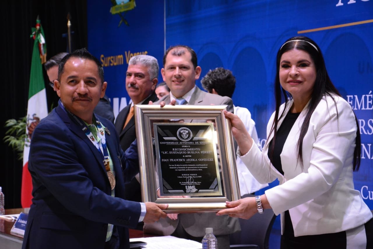 Por su entrega y contribución significativa al desarrollo de la institución, la