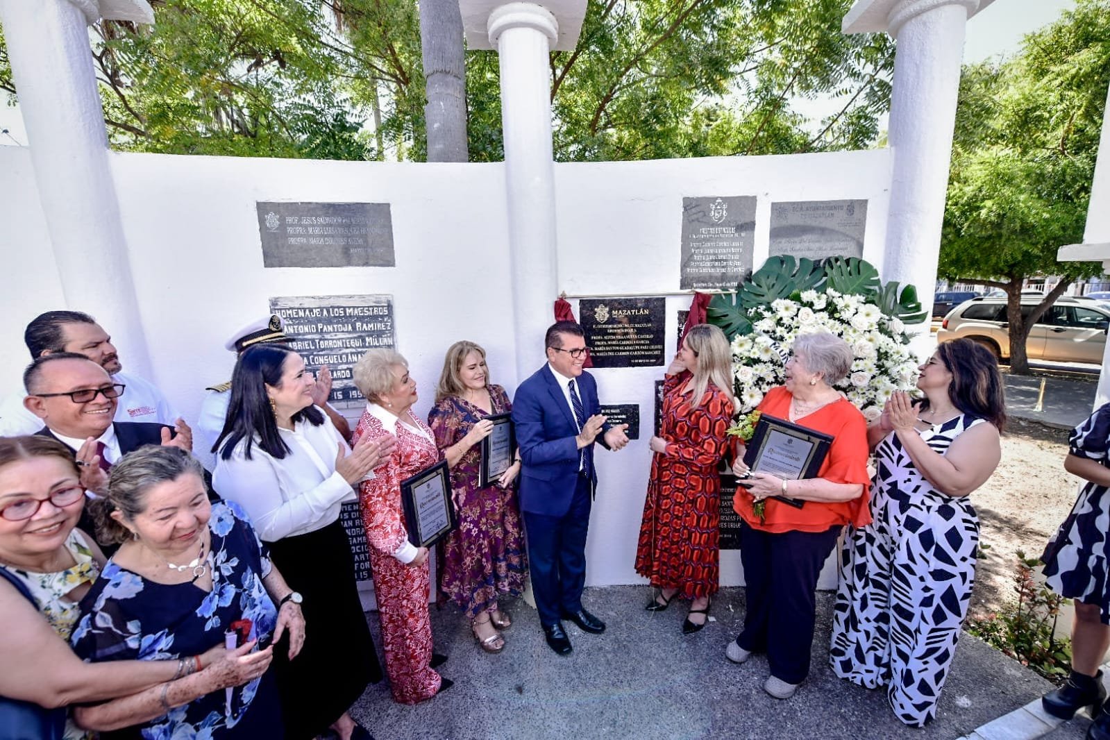 *Rinden homenaje a maestros reconocidos por su trayectoria profesional en el mun