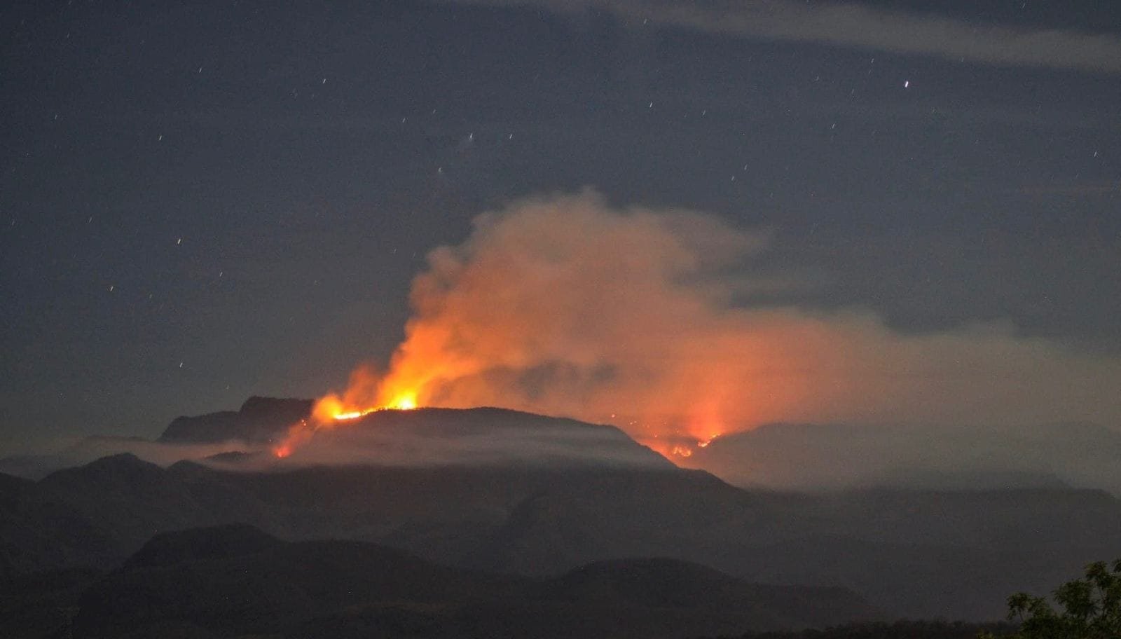 Trabajan en sofocar incendio en cerro ubicado a la altura de El Aguaje, Elota