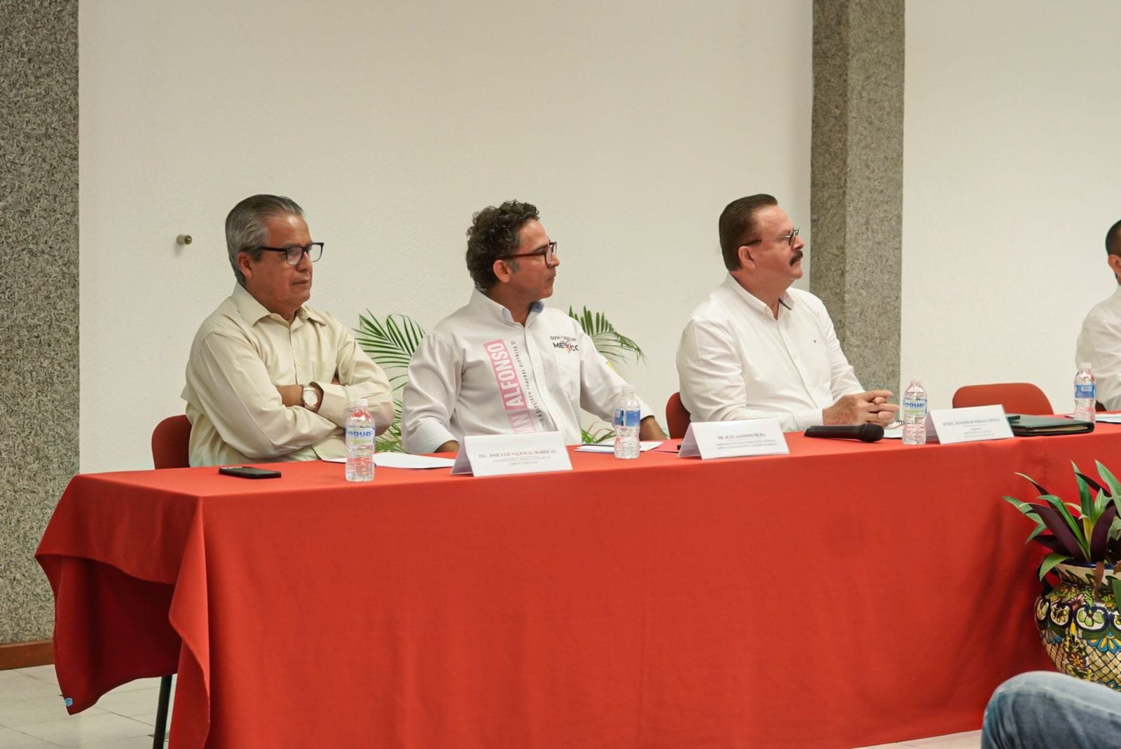 Voten por ustedes, emplaza Juan Alfonso