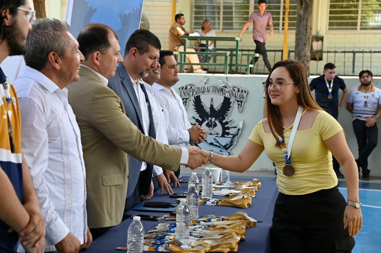 Como reconocimiento a su entrega, disciplina y excelencia, la FEFyDE entrega Med Como reconocimiento a su entrega, disciplina y excelencia, la FEFyDE entrega Med