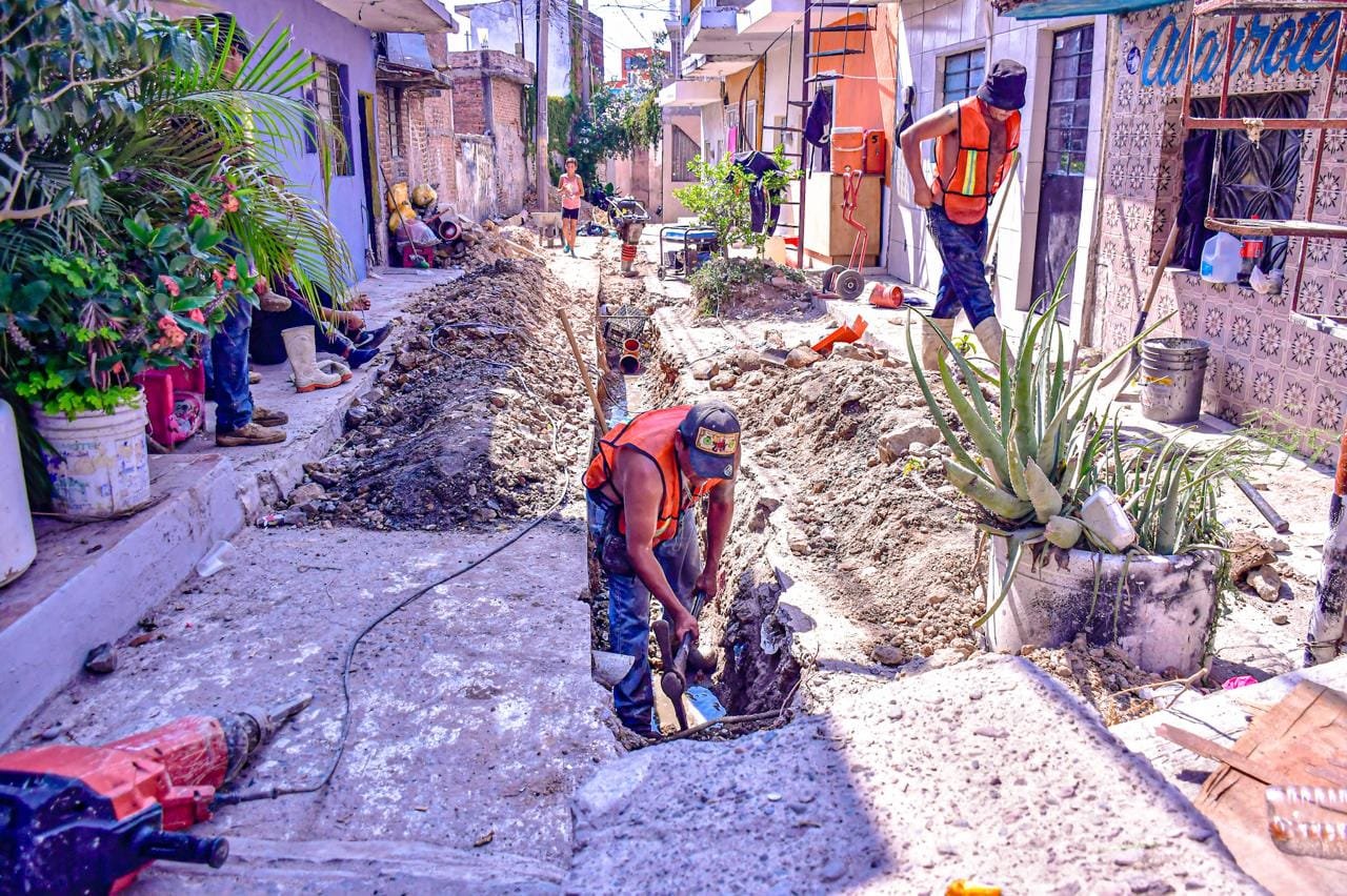 *Con trabajo artesanal se sustituyen redes hidrosanitarias en andadores y callej