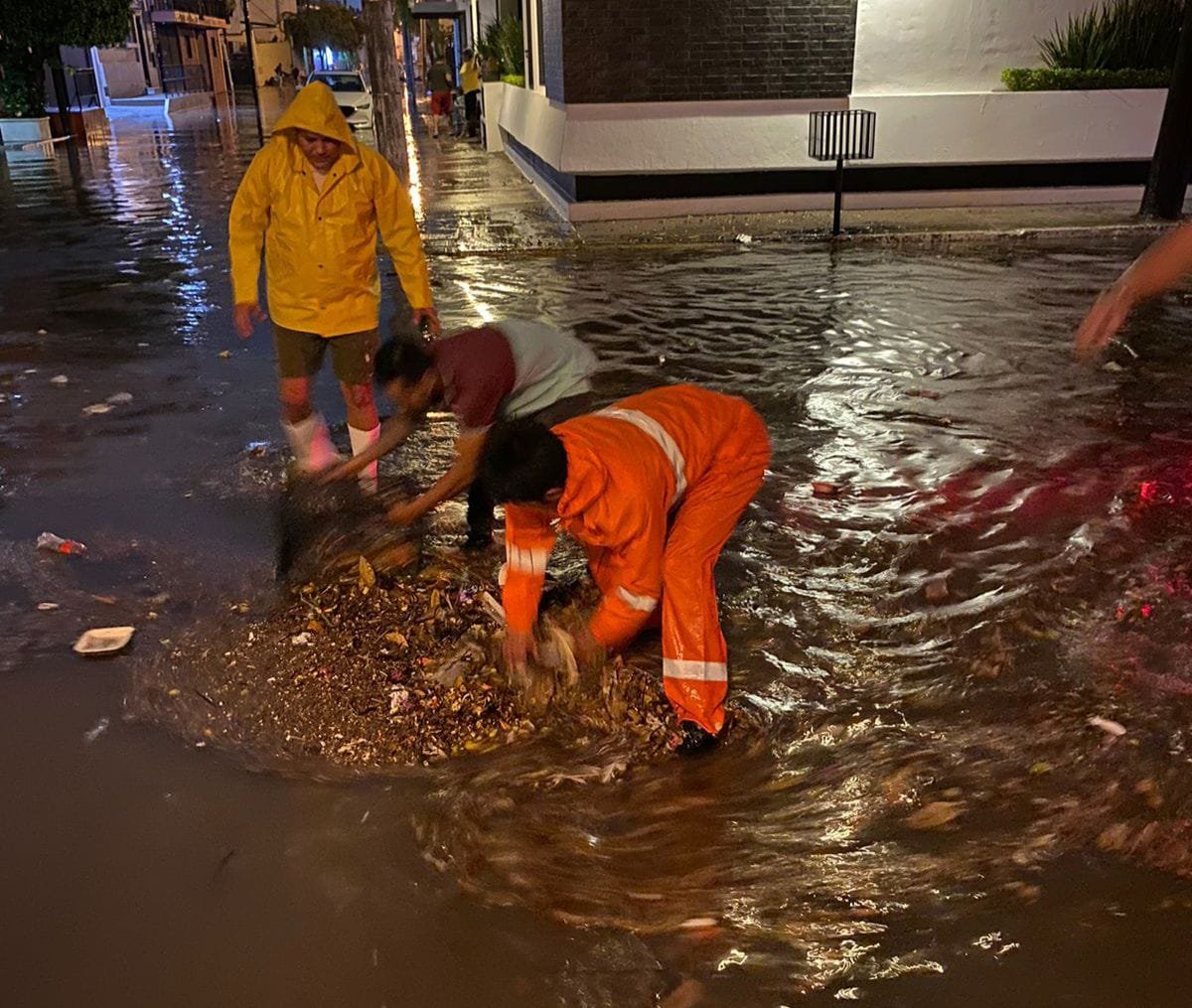 *Cuadrillas de aseo urbano realizan limpieza de rejillas pluviales.*