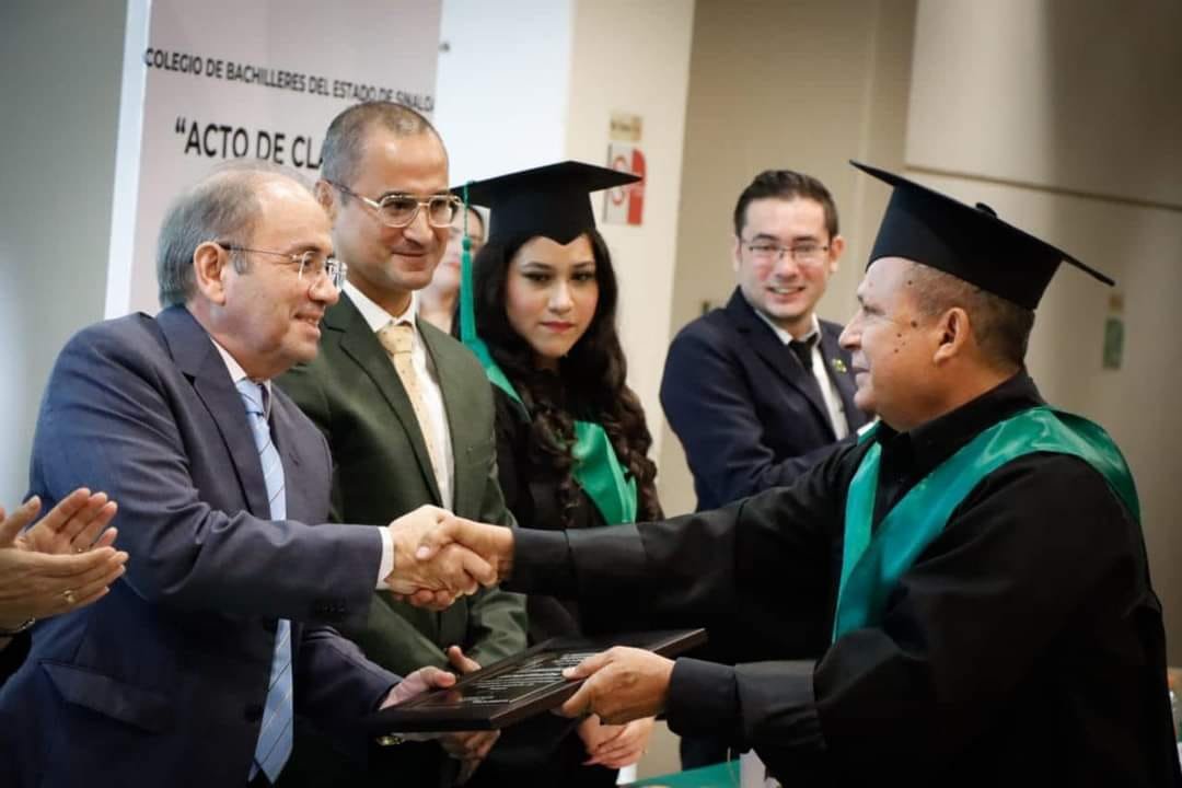 Culmina Julio Valenzuela su bachillerato en COBAES con el mejor promedio a sus