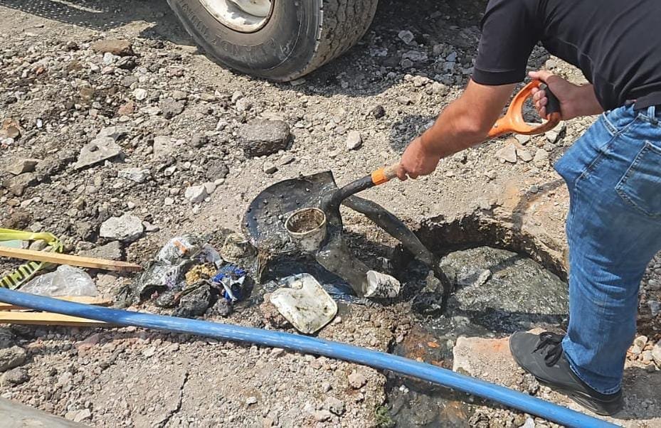 *DENUNCIA: tiran basura en pozos de visita de la Avenida Insurgentes y causan de