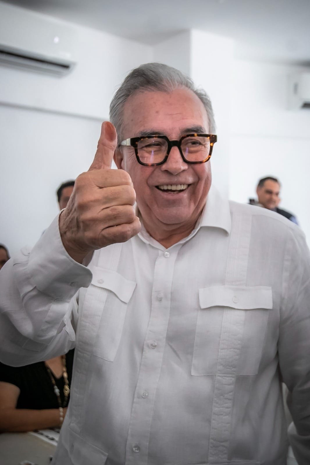 El Gobernador Rocha Moya acude a ejercer su derecho al voto