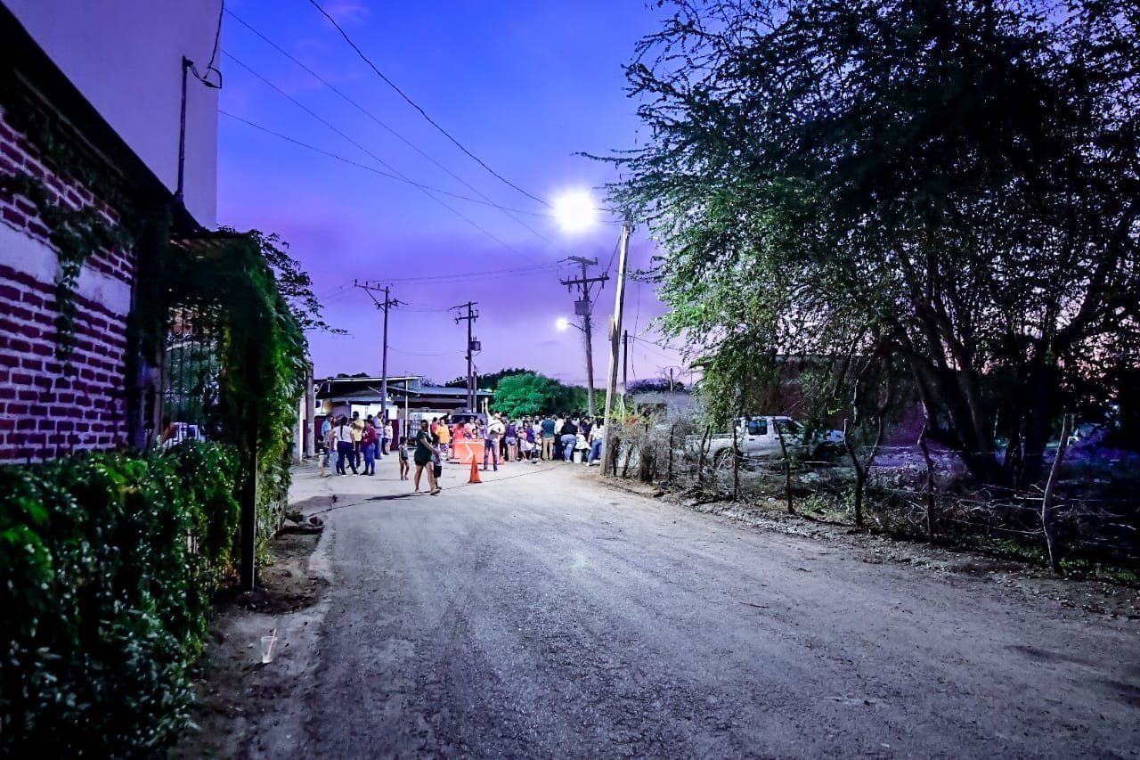 *El Zapote tiene respuesta inmediata con instalación de lámparas LED, a unos día *El Zapote tiene respuesta inmediata con instalación de lámparas LED, a unos día