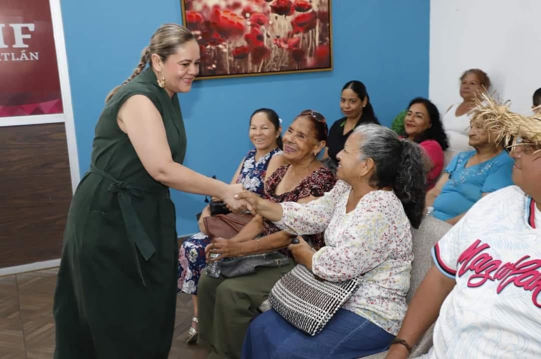 Entrega Sistema DIF Mazatlán apoyo en lentes graduados sin costo alguno.*