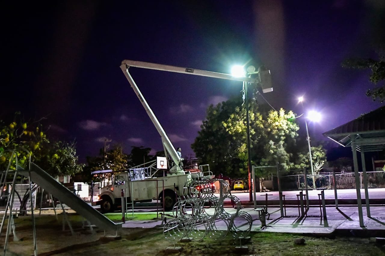 *Gobierno Municipal dota nuevas lámparas LED a la colonia Genaro Estrada, garant