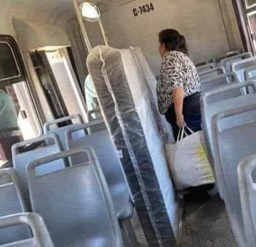 LA CRITICARON POR LLEVAR UN COLCHON EN EL COLECTIVO, SU RESPUESTA FUE BRILLANTE