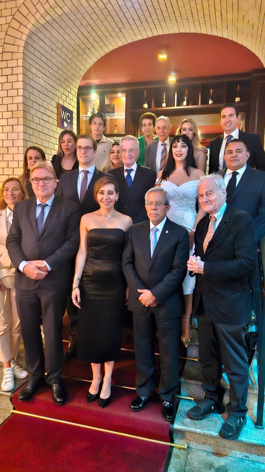 La Notaria Pública mazatleca, Rosa Alicia León, (vestido blanco) asiste a una re