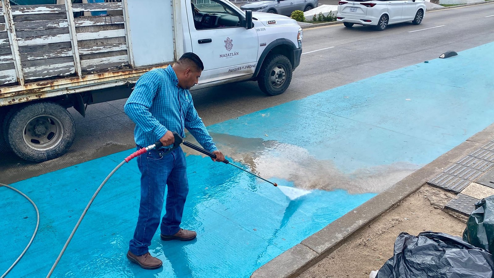 *Limpio el malecón para recibir a turistas de verano.*
