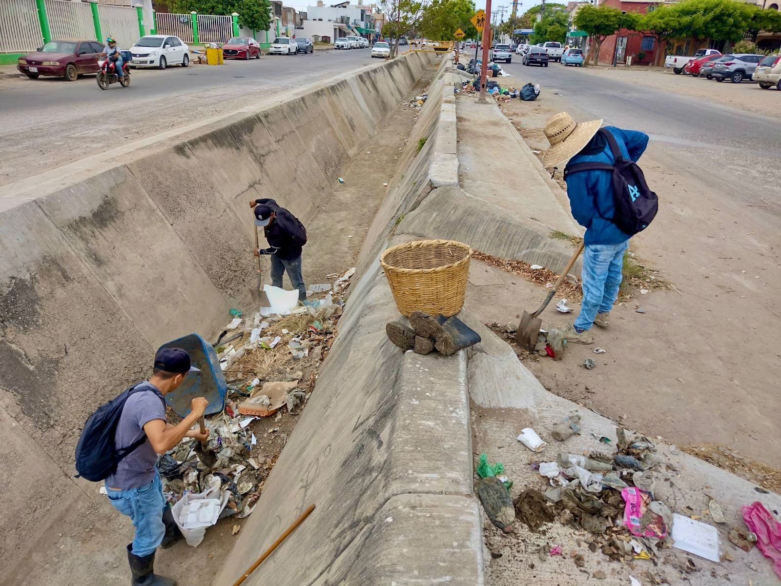 *Más de 85% de avance, registra la limpieza de canales en Mazatlán.*
