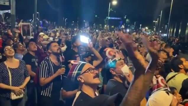 Previo al festejo que se prepara en el zócalo capitalino, un gran número de simp