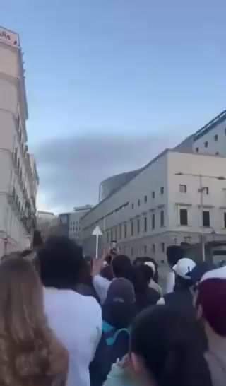 Protestas en la embajada de México en España; paisanos denuncian obstaculos para