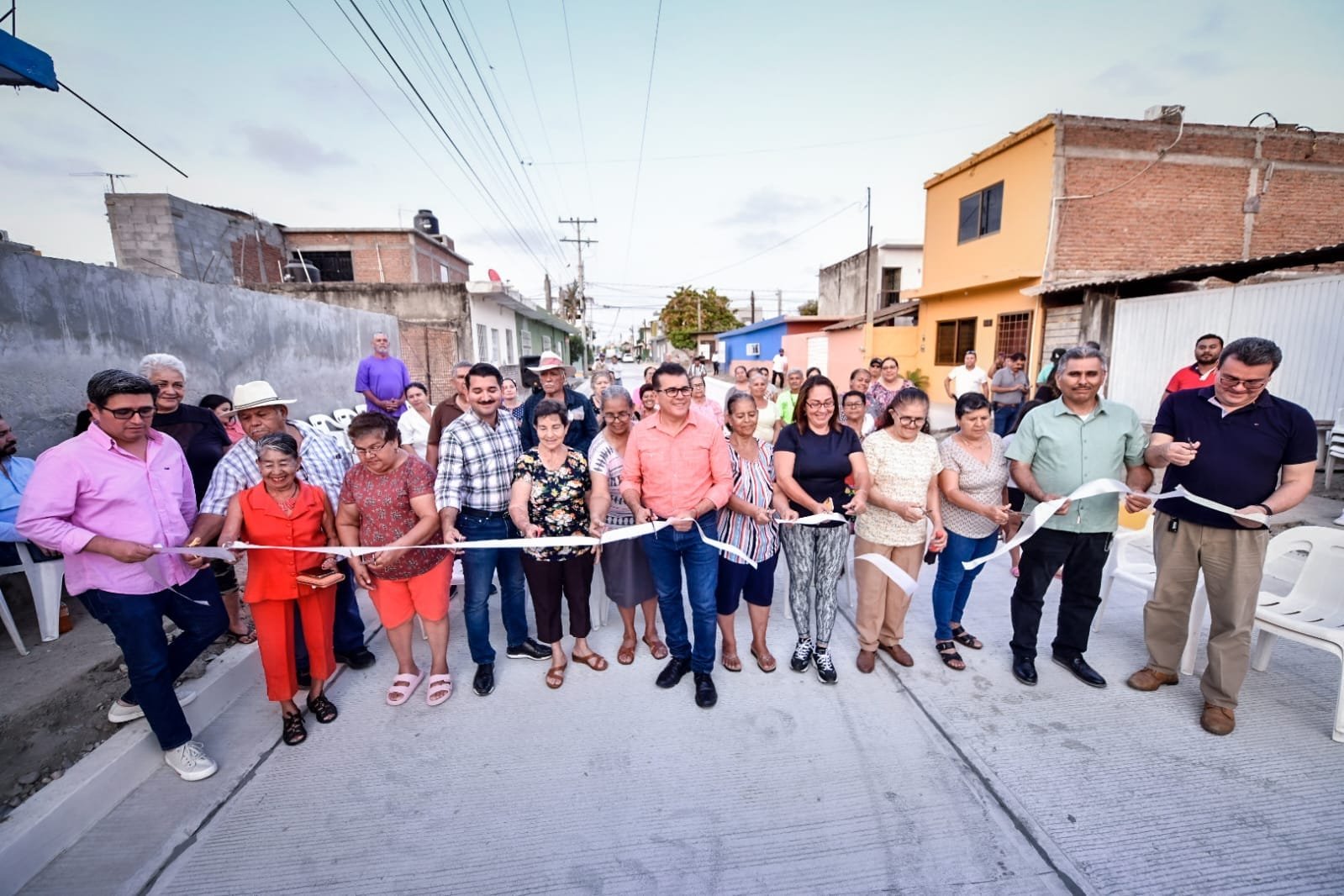 *Vecinos de la colonia Francisco Villa celebran obra de pavimentación en la call