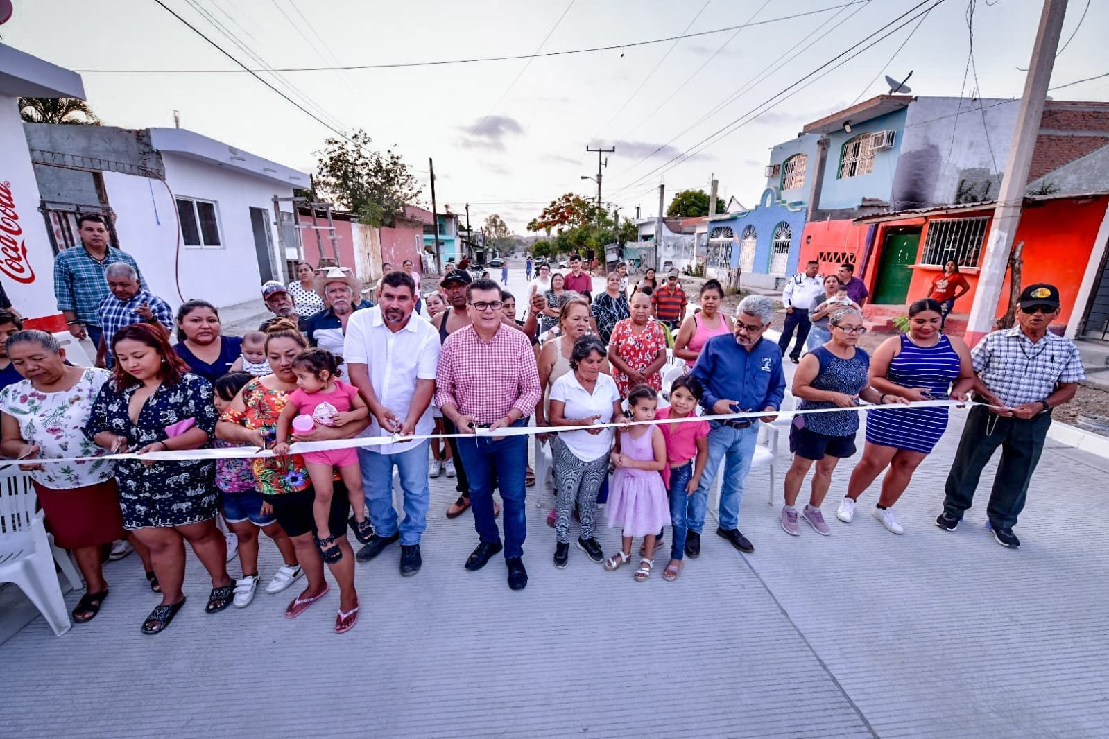 *Vecinos de la colonia Genaro Estrada celebran la pavimentación de la calle Loma *Vecinos de la colonia Genaro Estrada celebran la pavimentación de la calle Loma