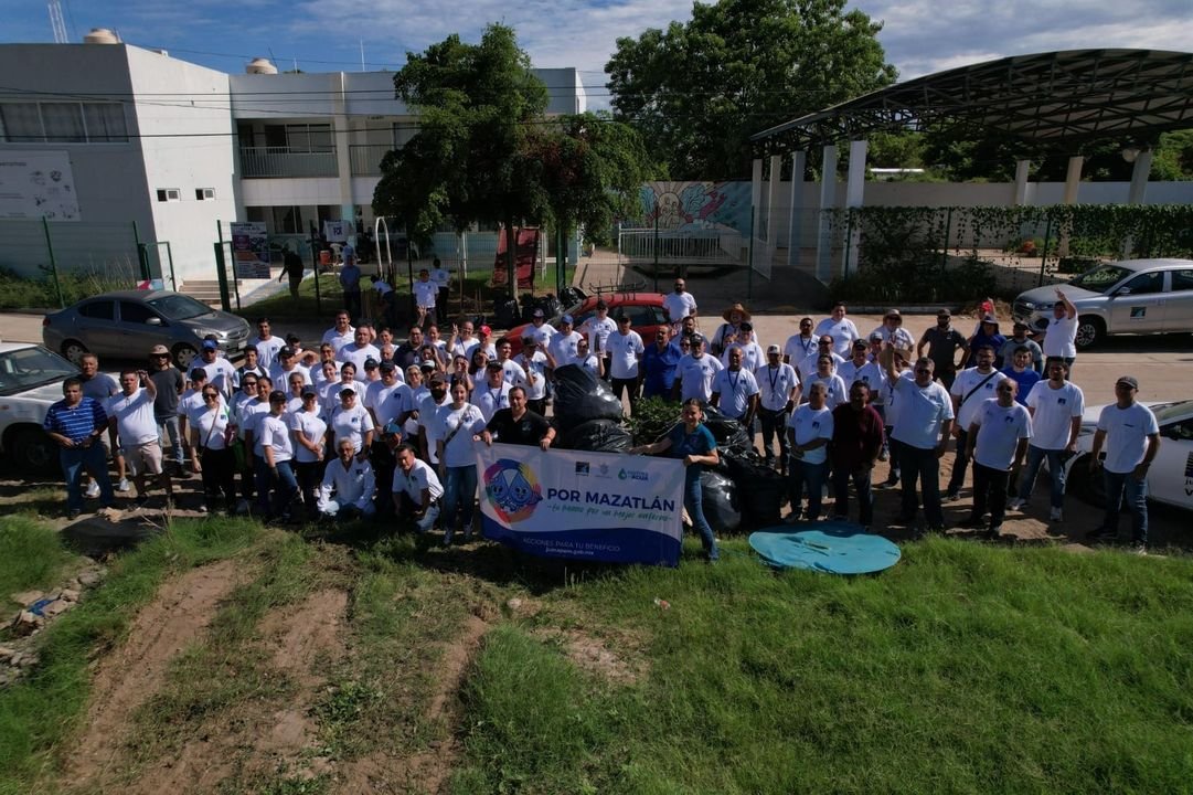 *JUMAPAM recolecta 18 metros cúbicos de basura en la Genaro Estrada* _Decenas de trabajadores del organismo operador par…