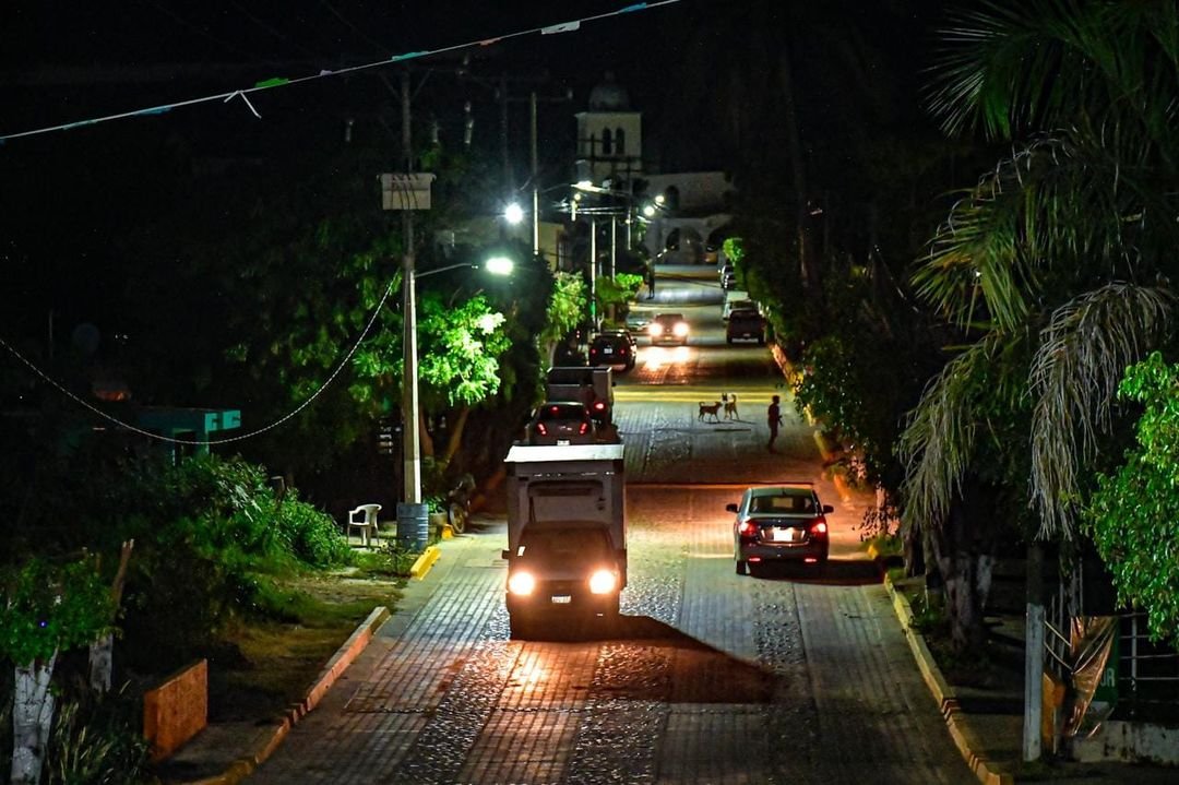 *Gobierno de Mazatlán ilumina el Habal, Pochotes, Colima, La Mora, Cocotal y San Pablo.* _El síndico de El Hábal, Octavi… *Gobierno de Mazatlán ilumina el Habal, Pochotes, Colima, La Mora, Cocotal y San Pablo.* _El síndico de El Hábal, Octavi…