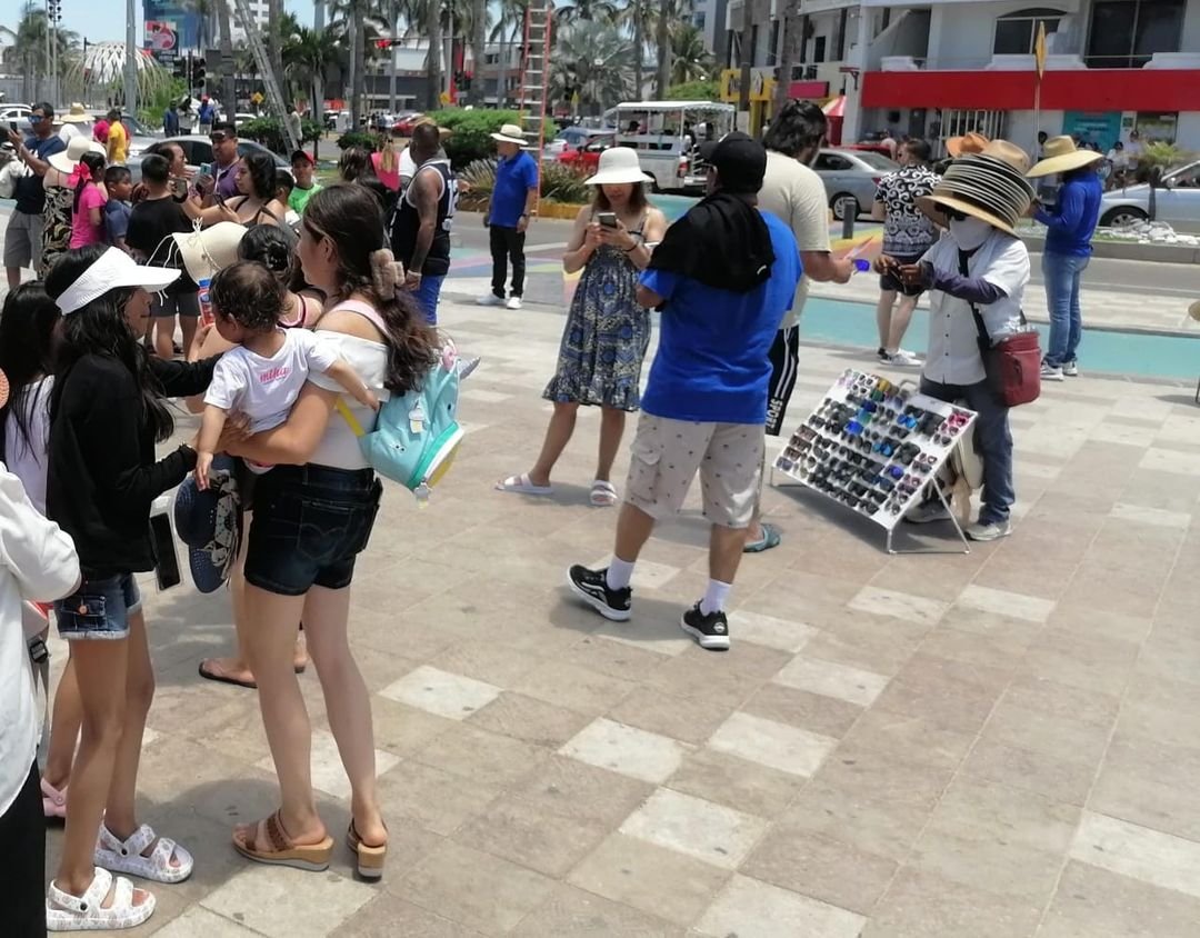 Afecta calor a vendedores de playa en Mazatlán Las temperaturas de 32 grados centígrados con sensación térmica de 38 g… Afecta calor a vendedores de playa en Mazatlán Las temperaturas de 32 grados centígrados con sensación térmica de 38 g…