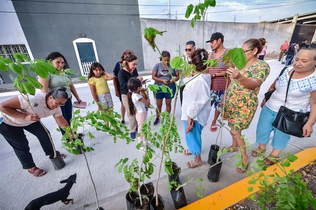 *Continúa la justicia social en la Administración de Edgar González, se inauguró la pavimentación de la calle Ejido Barrón en Va…