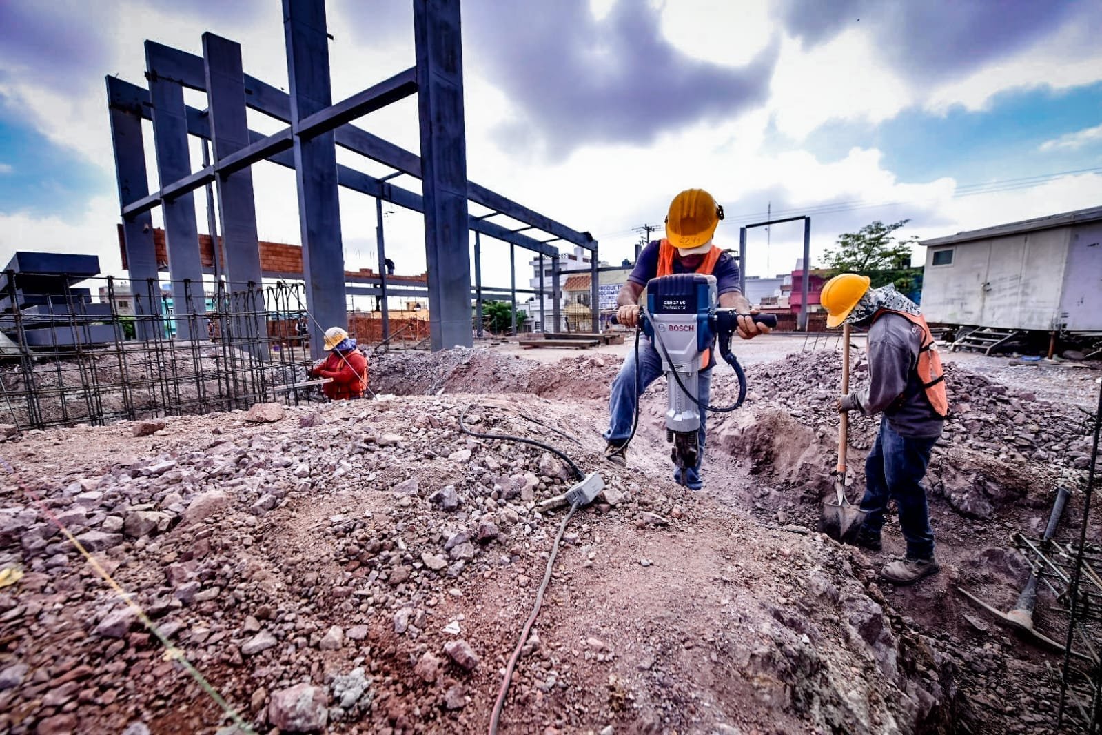 *Supervisa Alcalde Edgar González los avances de la obra del PMU en la colonia J