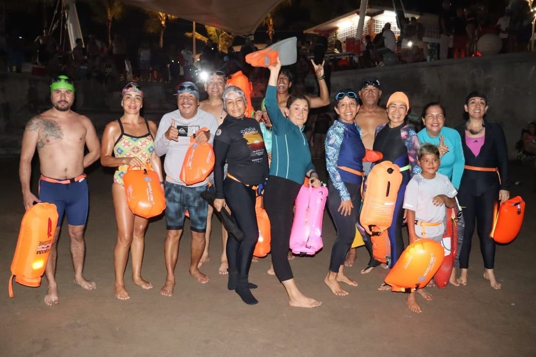Disfrutan nadadores aventura nocturna en Playa Norte