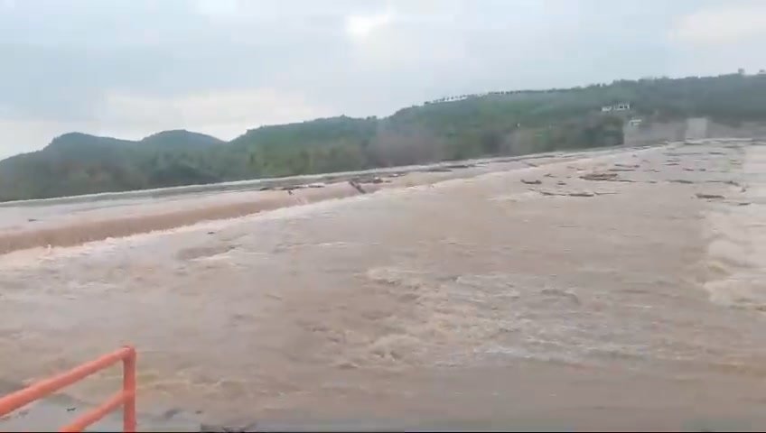 La presa Picachos en el sur de Sinaloa, debido a las intensas lluvias registradas en las últimas horas, se encuentra a su máxima…