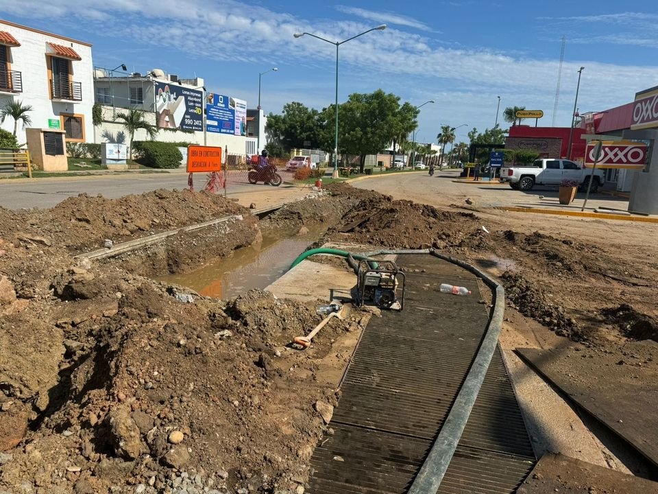 *Constructora rompe tubería, deja sin agua a cientos de familias y no da avisa a JUMAPAM*