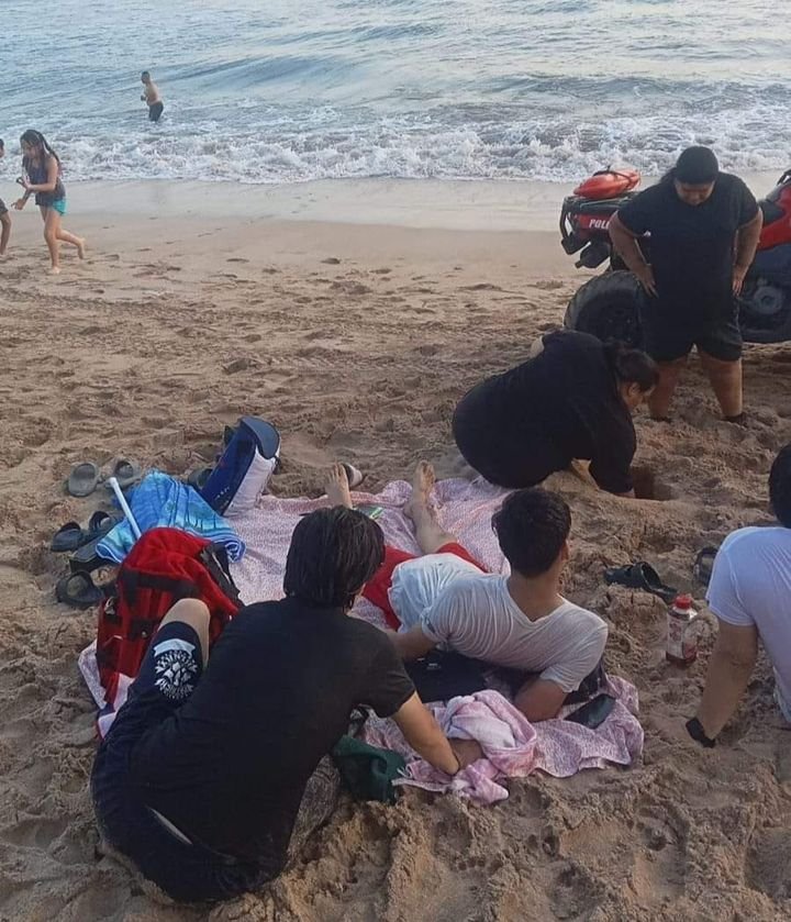 Elementos salvavidas ponen a salvo a cuatro personas que presentaron dificultad para salir del mar