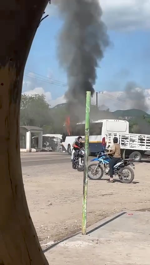 #脷ltimaHora 馃敶 Jueves de terror nuevamente en Culiac谩n #Sinaloa 馃毃Reportan balacera y camiones quemados tras enfrentamiento entre… #脷ltimaHora 馃敶 Jueves de terror nuevamente en Culiac谩n #Sinaloa 馃毃Reportan balacera y camiones quemados tras enfrentamiento entre…