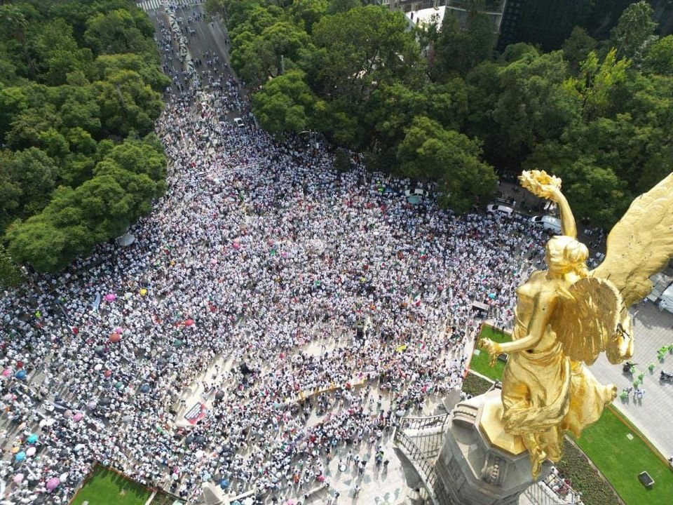 Así fue la concentración estudiantil, en el Ángel de la Independencia de la CDMX para protestar contra la Reforma al Poder Judic…