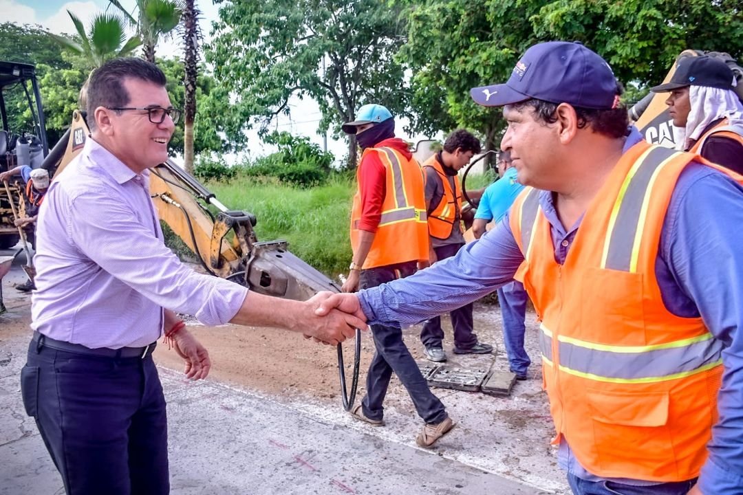 *Supervisa Alcalde rehabilitación de la infraestructura sanitaria del colector Cerritos.*