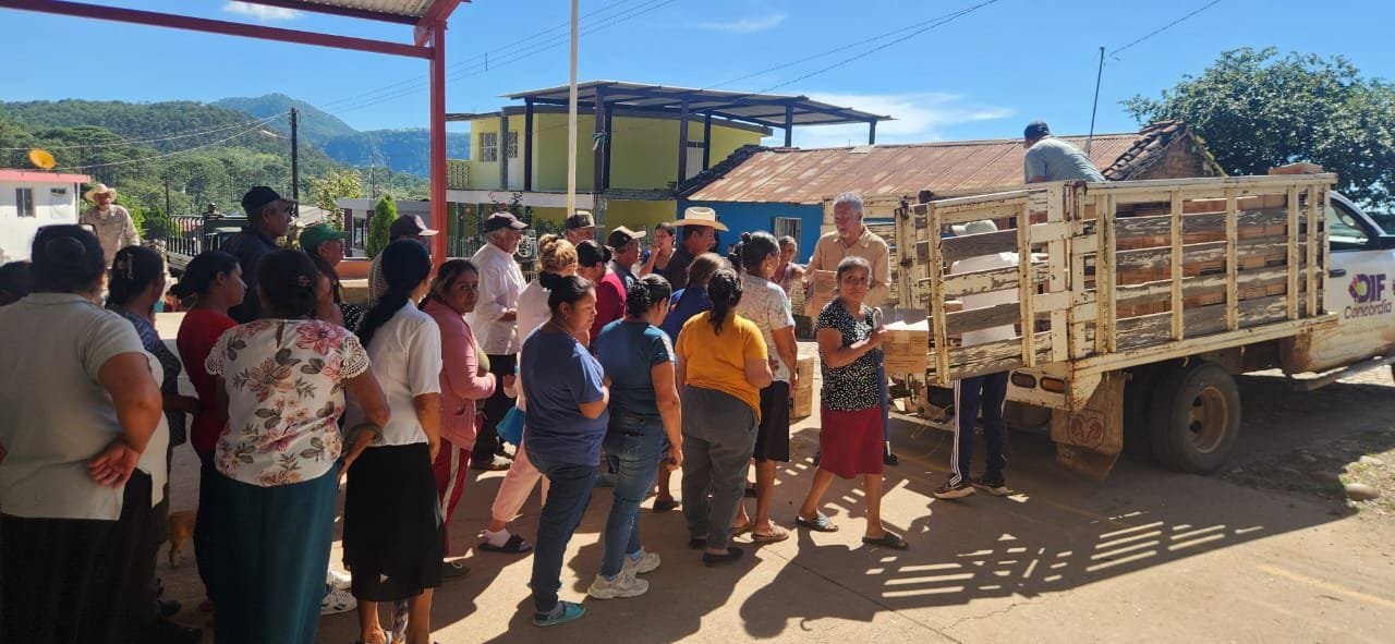 Llevan despensas a pobladores de la sierra de Concordia ante escasez de alimentos