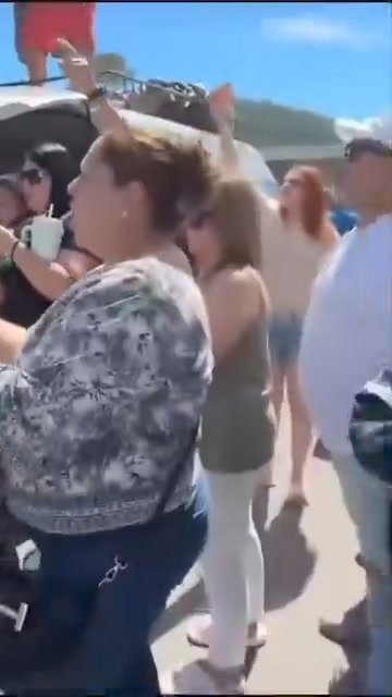 Banda Los Recoditos hace lo propio mientras esperan el paso hacia Mazatlán, Sinaloa