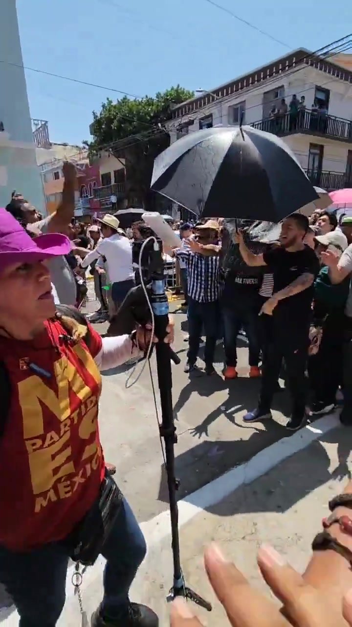 ENFRENTAMIENTO EN VERACRUZ DONDE LANZAN BOTELLAZO A AMLO ENFRENTAMIENTO EN VERACRUZ DONDE LANZAN BOTELLAZO A AMLO