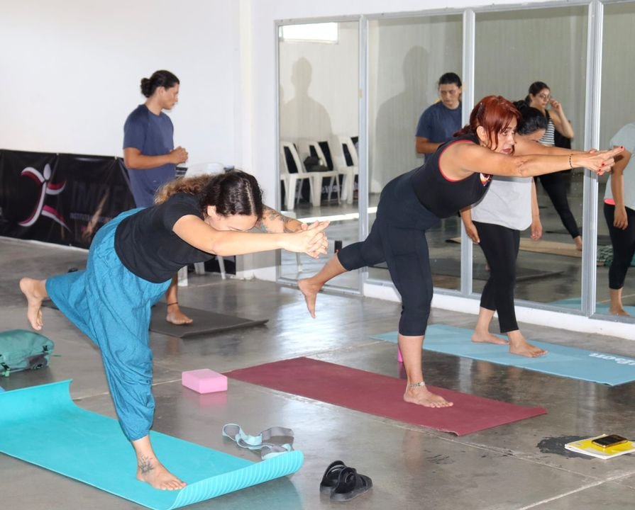 Se preparan maestros de yoga en el Imdem