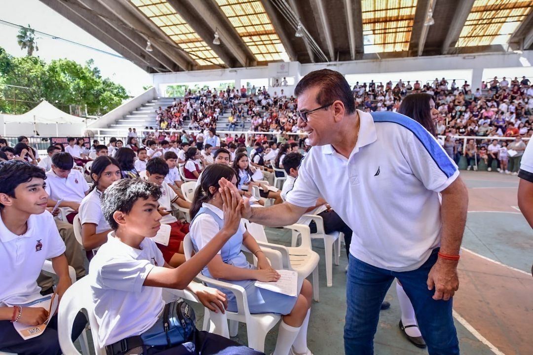 *Gobierno Municipal e IMJU entregan becas PROASE a 1,700 estudiantes de secundaria.*