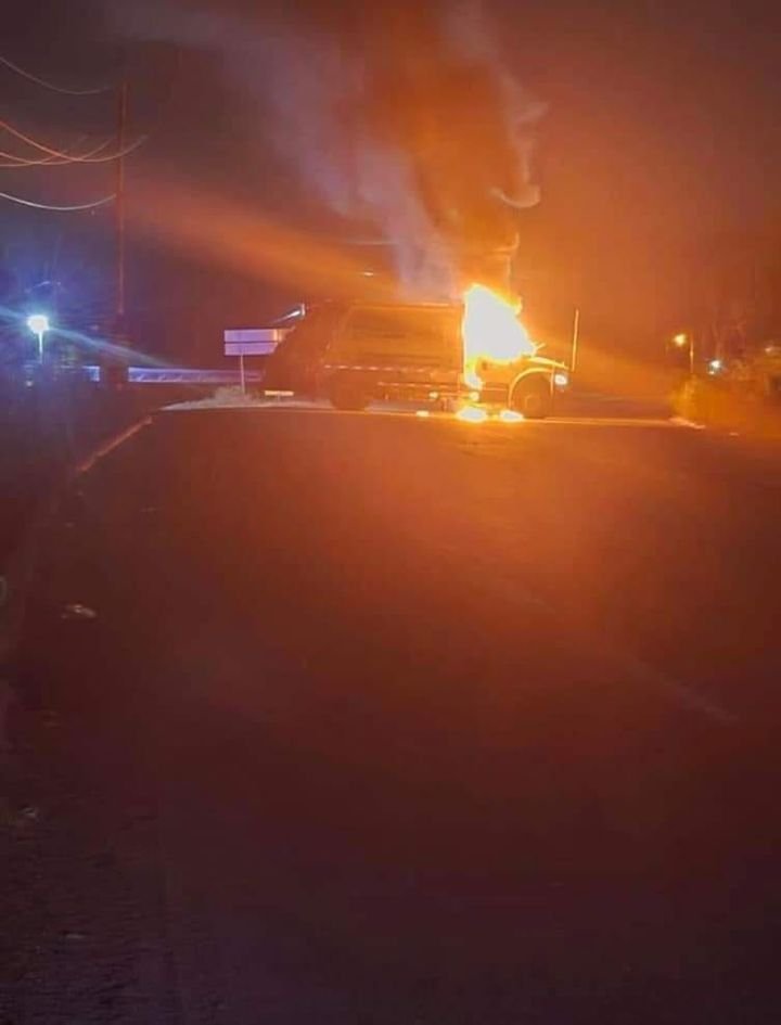 🚨Incendian camión recolector de basura sobre la carretera Culiacán-Imala, frente a las instalaciones de la pensión vehicular de …