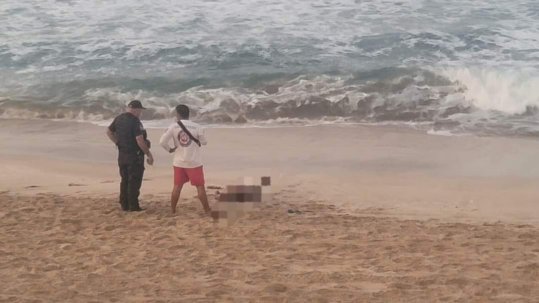 SALE A FLOTE EN LA PLAYA, PERSONA SIN VIDA