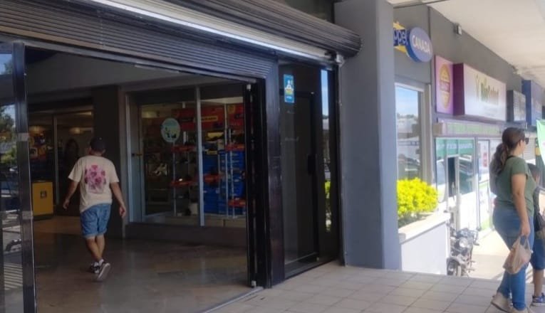 Hombre amenaza con una bomba a trabajadores para asaltar un BanCoppel en Plaza Sur, Culiacán