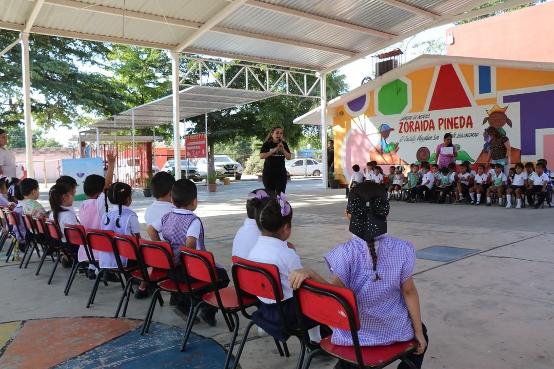 *”Tita” les enseña a los alumnos del Kínder de El Castillo a cuidar el agua*