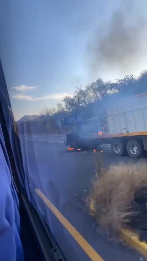 🚨bloqueos con unidades inc3ndiad4s y enfr3ntam1ent0s en la colindancia de los municipios de #Elota y #Cosalá