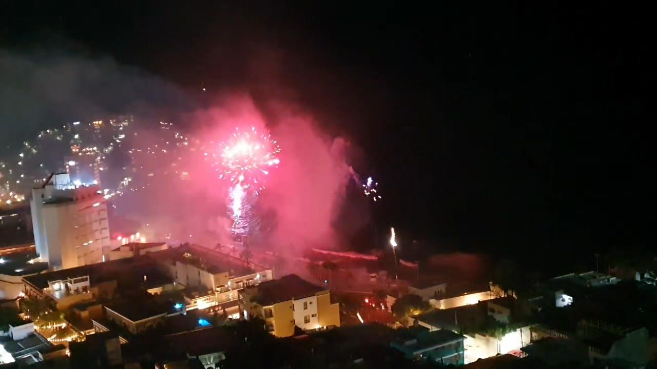 En este momento inició la pirotecnia en la zona de Olas Altas en Mazatlán