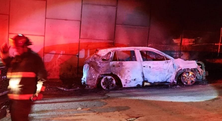 Sujetos armados disparan e incendian una camioneta en la 22 de Diciembre, en Culiacán